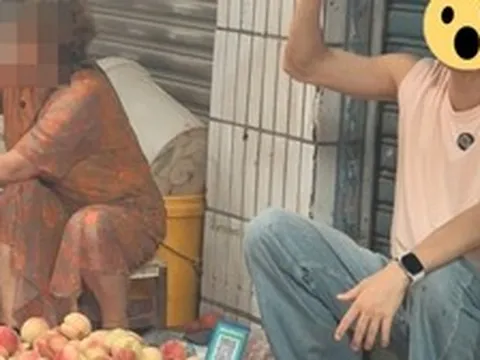 Bắt gặp 1 Anh Trai Chông Gai ngồi vỉa hè bán trái cây, diện mạo đen nhẻm hốc hác gây xôn xao