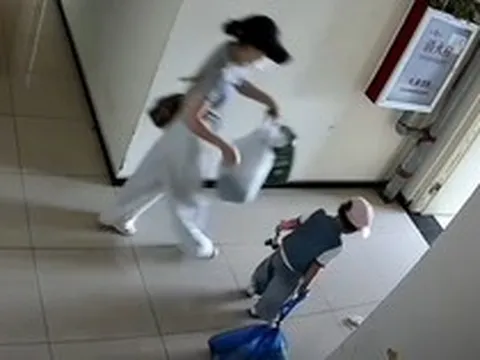 Rác đặt ở cửa ngày nào cũng biến mất bí ẩn, chủ nhà kiểm tra camera và phát hiện thủ phạm không ngờ tới