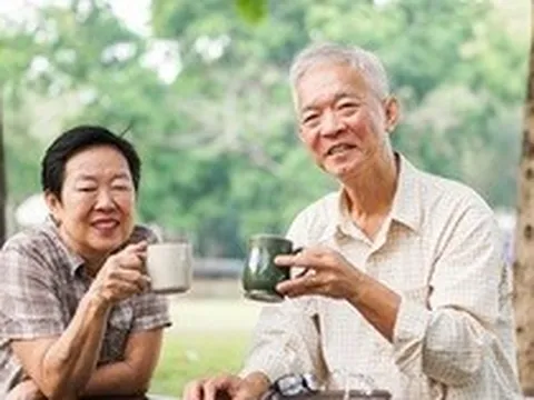 Nghỉ hưu 10 năm, tôi nhận ra: Có tiền tiết kiệm cũng đừng vội cho con hết, hãy ưu tiên 3 điều này để tuổi già không phụ thuộc ai