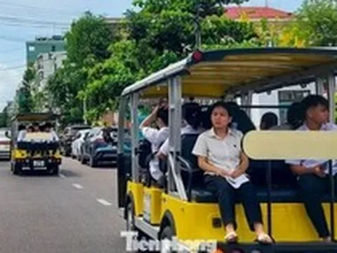 Nhà trường đặt xe điện du lịch đưa đón học sinh đi thi tốt nghiệp