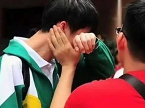 Mẹ mất từ nhỏ, cha qua đời trước kỳ thi đại học 1 ngày: Nam sinh bật khóc khi biết điểm số, giáo viên ngậm ngùi tiếc nuối một điều