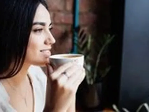 Uống cà phê lúc bụng đói buổi sáng sớm tác động thế nào đến cơ thể?