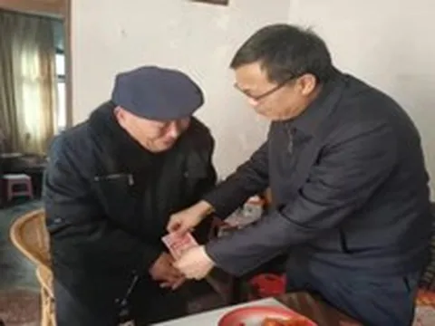 Ông cụ cầm giấy nợ đến ủy ban muốn "nhận lại" hơn 42 tỷ đồng, cán bộ lập tức nhờ công an mở cuộc điều tra, phát hiện sự thật chấn động
