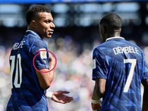 Tại sao Mbappe mặc áo một mình một kiểu ở World Cup?