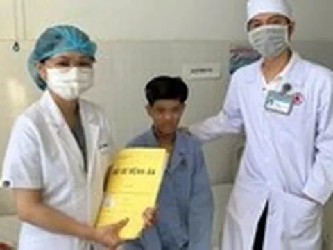Tai nạn hy hữu, đang chạy xe bị cây tre cứa ngang cổ