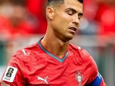 Những con số không thể tin được của Ronaldo: 3 cú sút, 0 trúng đích, chạm bóng ít kỷ lục