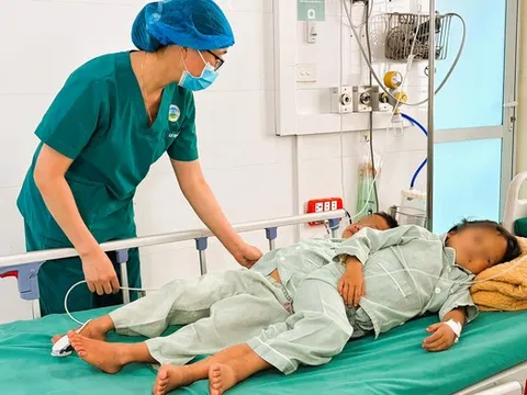 Ăn món quen thuộc, 3 anh em nhỏ cùng nhập viện cấp cứu
