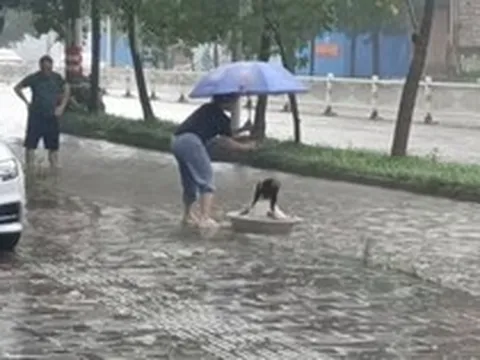 Đoạn clip vài giây trên phố ngày mưa ngập khiến hàng ngàn người ghen tỵ: Thật là 1 đứa trẻ GIÀU CÓ!