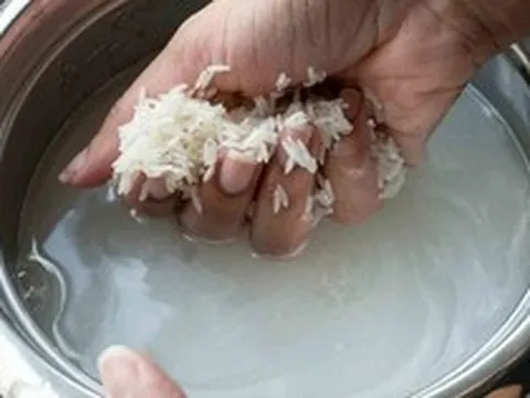 Có nhất thiết phải vo gạo trước khi nấu không? Bác sĩ cảnh báo 4 sai lầm khi vo gạo vừa bẩn vừa hại