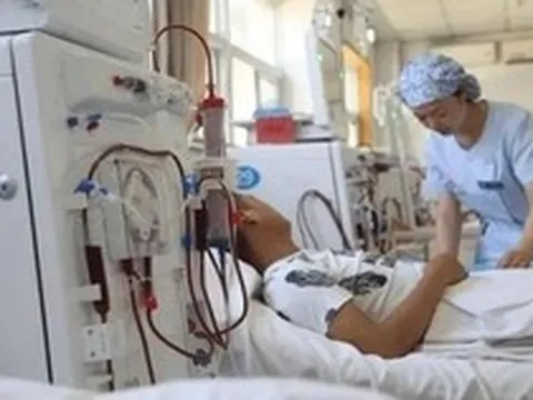 Uống nước thấy xuất hiện 4 dấu hiệu này, bác sĩ cảnh báo: Chức năng thận suy giảm, bệnh thận đang "cận kề"