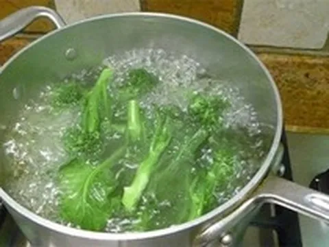Luộc rau mà cho thêm 1 thìa này, rau trông xanh mướt, lại còn giòn ngọt ngon miệng