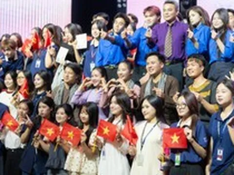 Gần 50 nghệ sĩ Nhà hát Kịch Việt Nam kể chuyện Bác Hồ trên sân khấu Trường Đại học Thăng Long