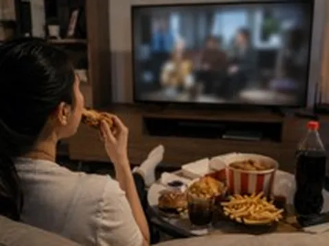 Vì sao xem TV khiến chúng ta ăn nhiều hơn?