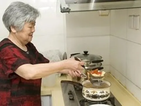 Người phụ nữ 60 tuổi nấu ăn dùng mỡ lợn mỗi ngày suốt 3 năm, khám sức khỏe xong bác sĩ bất ngờ hỏi: "Chị đã làm gì?"