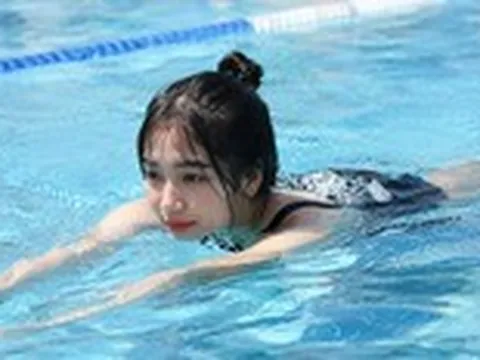 Rủ nhau đi bơi vì đau cổ vai gáy, cảnh báo kiểu bơi dễ làm bệnh nặng hơn