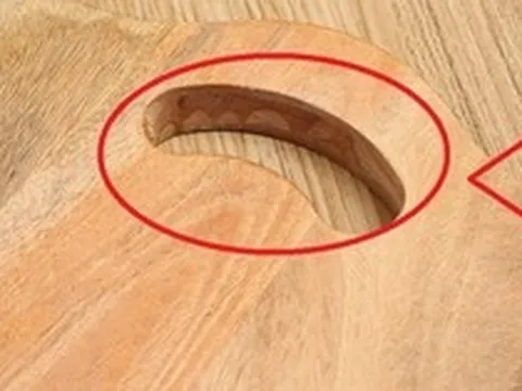 Vì sao thớt thường có 1 lỗ khuyết?