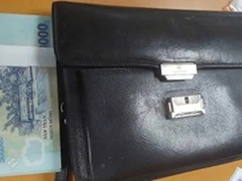Phát hiện cọc tiền 500.000 đồng và 1 thẻ BHYT nằm chơ vơ tại nhà ga, Cảng Hàng không quốc tế Nội Bài lập tức xác minh