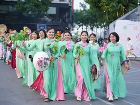 Đêm Hồ Tây rực rỡ với 2.000 tà áo dài họa tiết sen