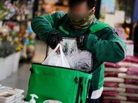 Phát hiện shipper giao hàng "bỏ túi" 10,5 tỷ đồng nhờ thi hộ sinh viên của 10 trường đại học