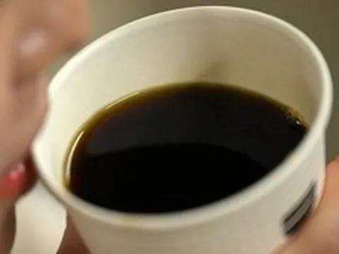 Đánh lừa vị giác bằng xúc giác: Bí mật từ chiếc bao quấn cốc giúp ly cà phê bớt chua