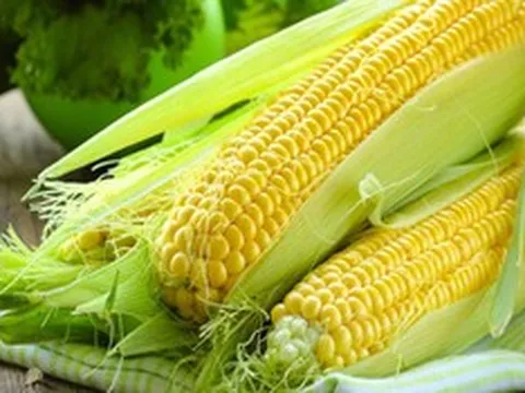 Hai phần "bổ" của bắp ngô thường bị bỏ đi, nhất cái số 1 nhà nào cũng gặp