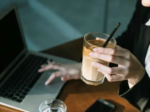 Ai nên hạn chế uống cà phê?