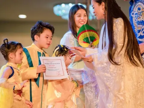 Diễn viên nhí Koka Bình Nguyên đón Trung thu trên sân khấu khi vừa lên 6