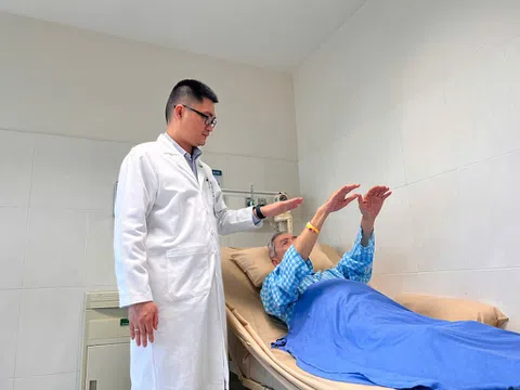 Về Việt Nam thăm họ hàng, không may bị đột quỵ nặng