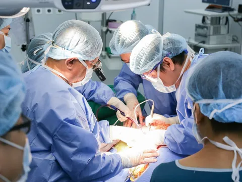 Bóc thành công khối u quái gần 2kg chèn ép vùng cổ cụ bà 81 tuổi