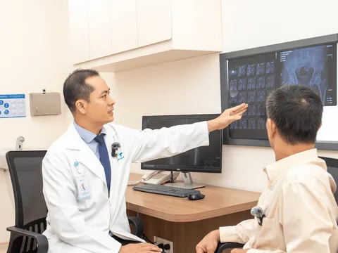 Tưởng chừng phải “nằm một chỗ”, người bệnh đã tự đi lại được tốt sau 48 giờ phẫu thuật thay khớp háng