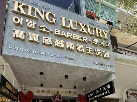 Du khách nước ngoài mê trải nghiệm barbershop kết hợp thư giãn tại TP.HCM