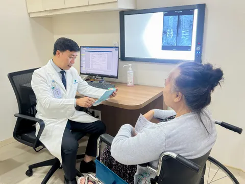 ĐAU LƯNG KÉO DÀI, TRÌ HOÃN ĐIỀU TRỊ VÌ BỆNH NỀN, NGƯỜI PHỤ NỮ 68 TUỔI PHỤC HỒI SAU PHẪU THUẬT BỆNH LÝ CỘT SỐNG PHỨC TẠP