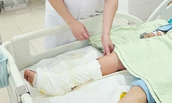 Người phụ nữ 65 tuổi nguy cơ mất chân sau khi đắp loại lá quen thuộc