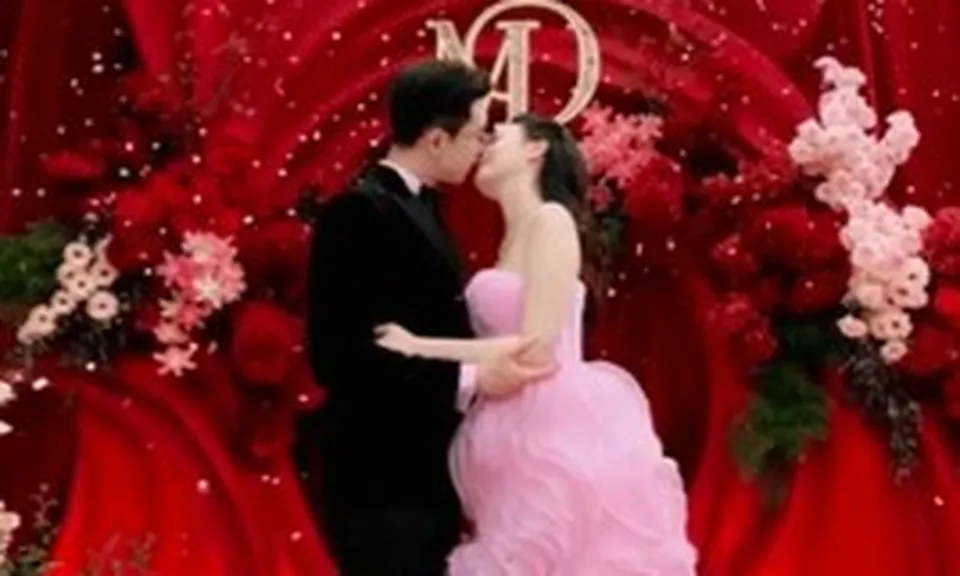 Midu và chồng thiếu gia "đám cưới lần nữa": Minh Đạt quá bảnh ôm hôn vợ liên tục, Jun Vũ và dàn sao góp vui