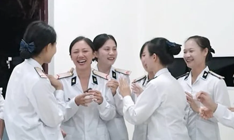 Văn Mai Hương công khai có bạn trai, tiết lộ đã yêu khoảng một năm