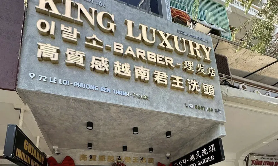 Du khách nước ngoài mê trải nghiệm barbershop kết hợp thư giãn tại TP.HCM